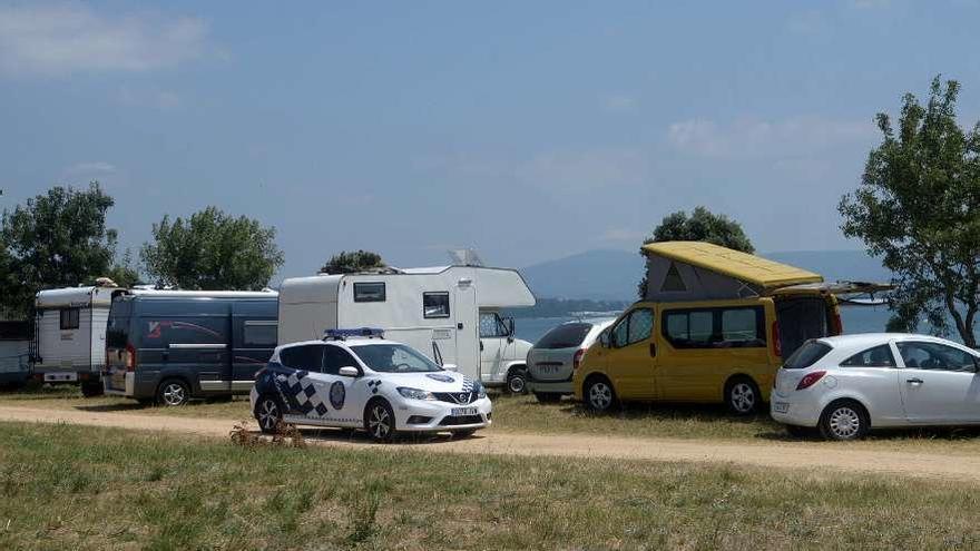 Autocaravanas aparcadas en una zona prohibida en A Illa este verano. // Noe Parga