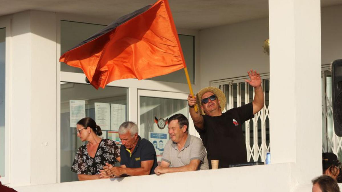 Un aficionado con la bandera de la Penya Independent. | V.M.