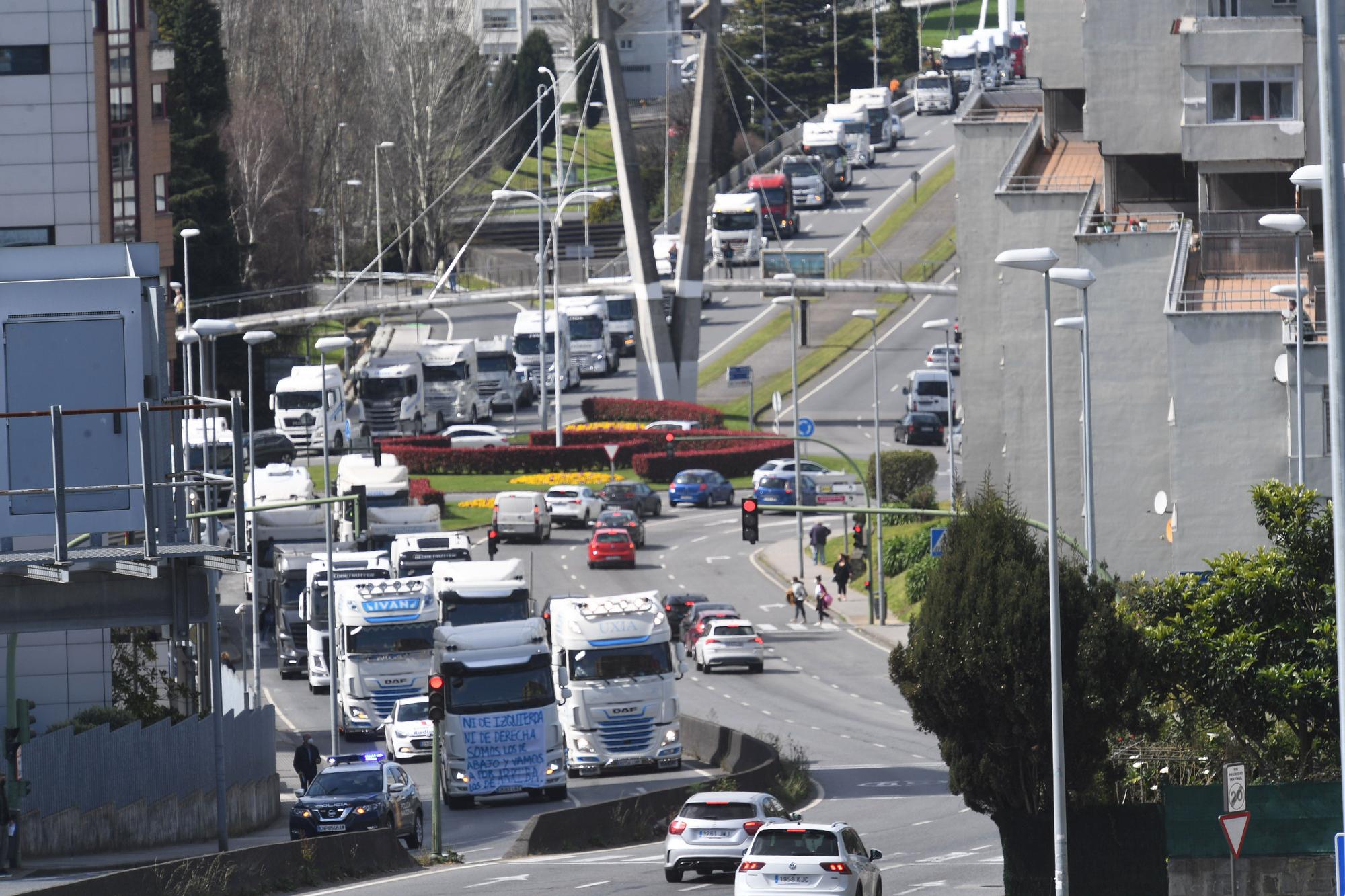 Una caravana de 200 vehículos protesta en A Coruña en el octavo día de huelga