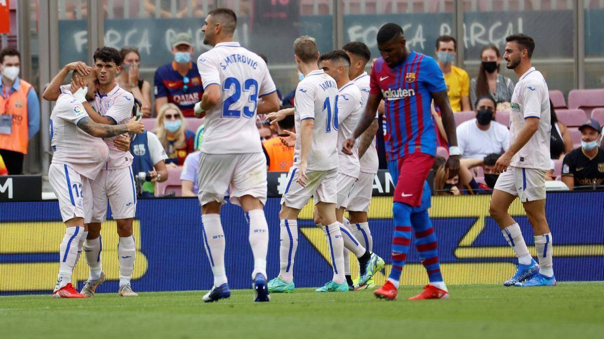 Sandro y Aleñá celebran el gol del Getafe al Barça ante Emerson Royal