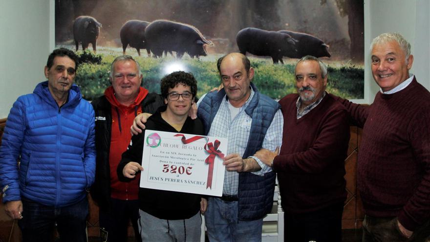 Pie Azul entrega a su apadrinado Jesús Perera Sánchez la recaudación del almuerzo solidario de las Jornadas Micológicas de Monesterio