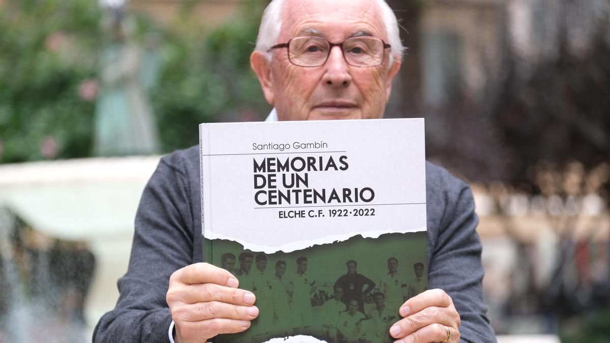 Santiago Gambín muestra su nuevo libro &quot;Memorias de un Centenario, Elche CF 1922-2022&quot;