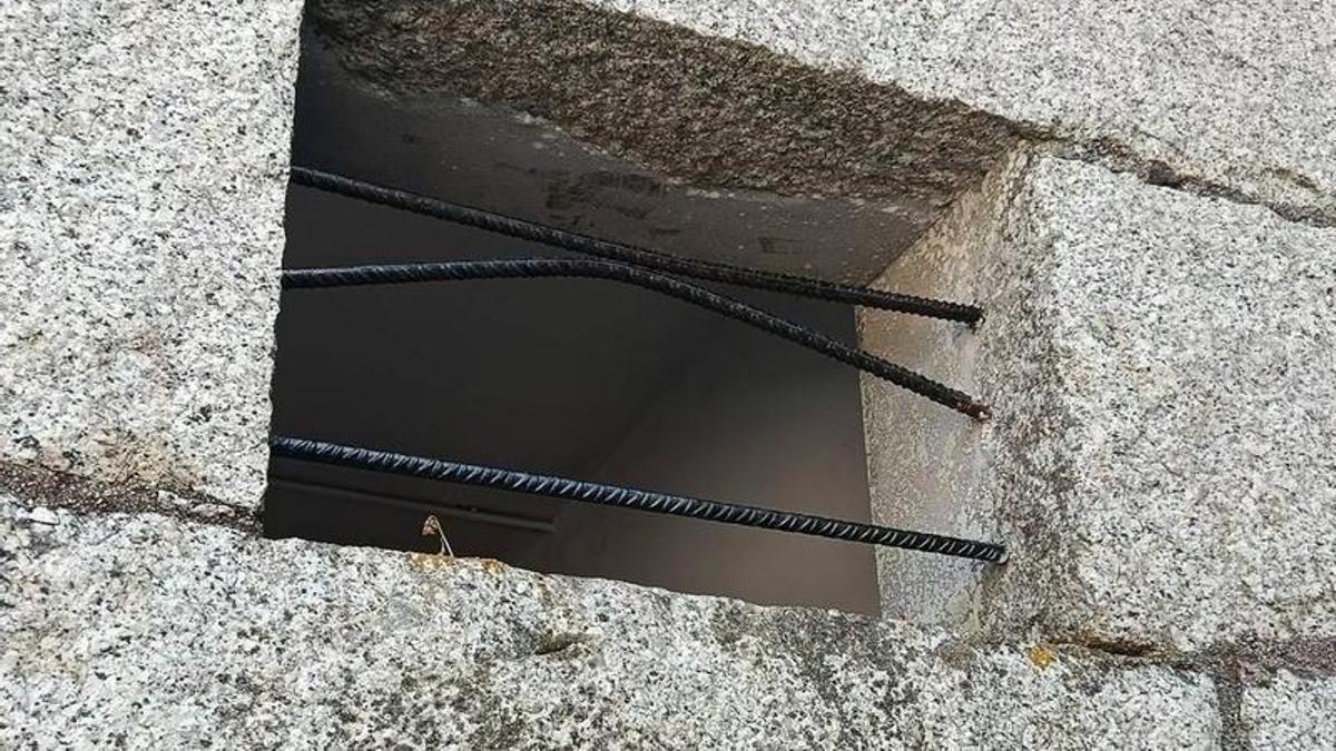 Los barrotes doblados por donde entraron los ladrones.