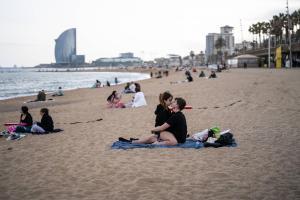 La primavera da inicio a la temporada de baño en las 10 playas de Barcelona, con restricciones por la sequía