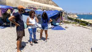 La ONU urge a España una vivienda social para un matrimonio y sus dos hijos que viven en una tienda de campaña en Alicante.