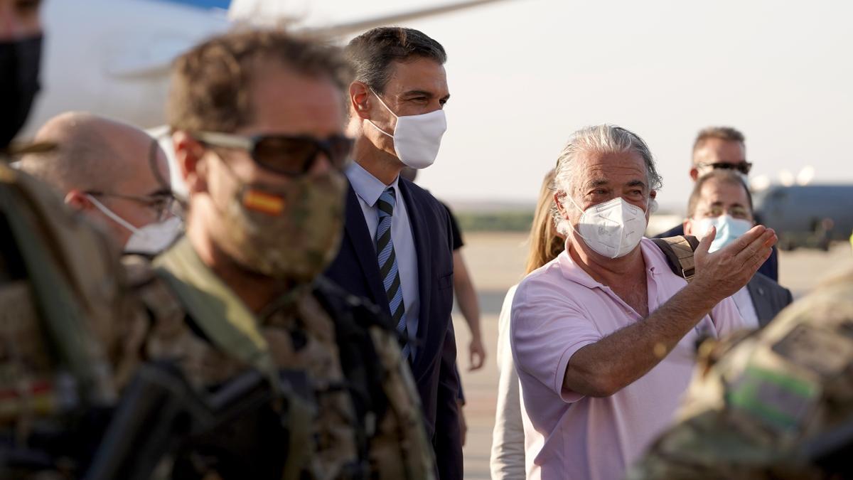 Sánchez recibe el último avión que llega a España con evacuados de Kabul.