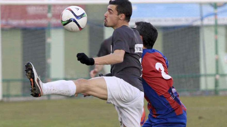 Bruju, autor del gol, pugna un balón, ayer en Segovia.