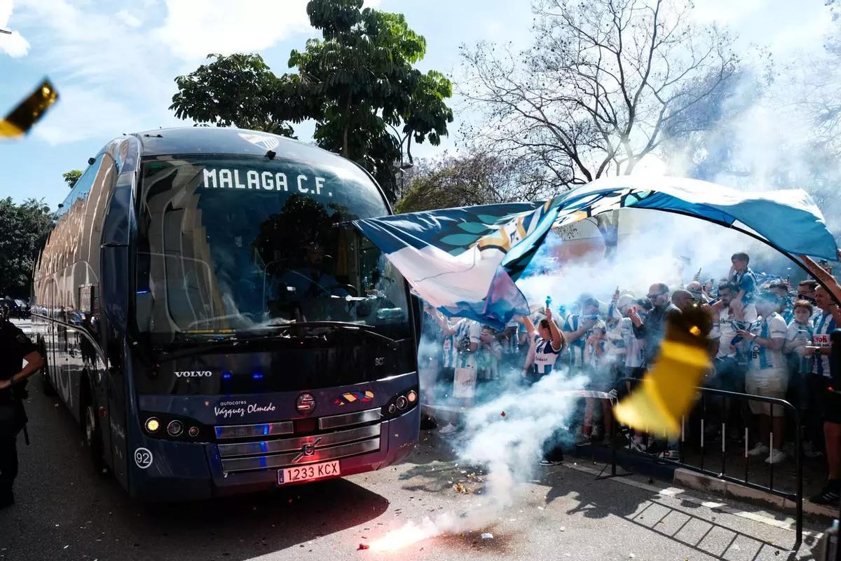 Recibimiento de la afición del Málaga CF en los aledaños de La Rosaleda.