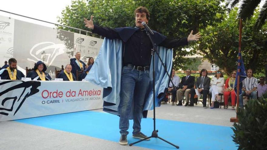 El pregonero Javier Veiga durante su actuación humorística en la Festa da Ameixa. // Iñaki Abella