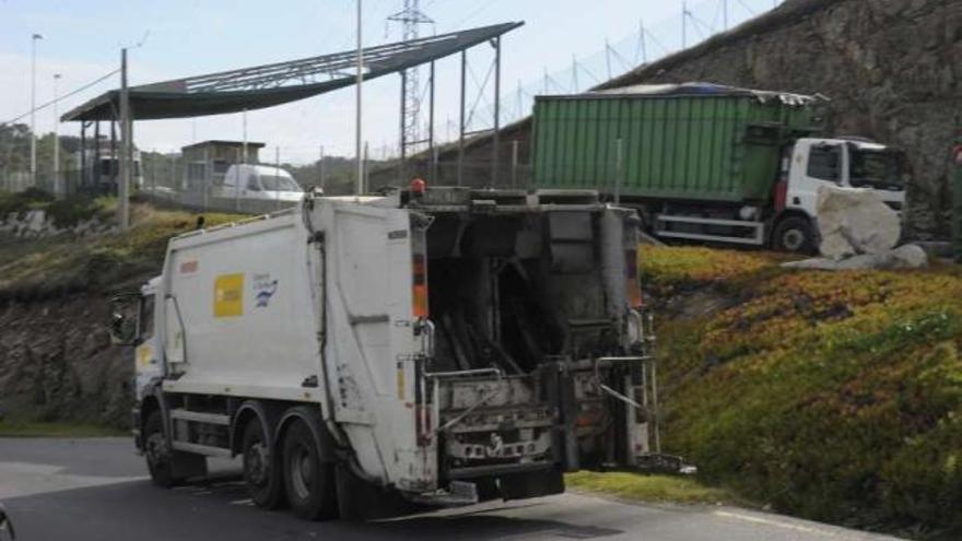 Camiones de recogida de basura del Consorcio As Mariñas, en la puerta de Nostián. / víctor echave