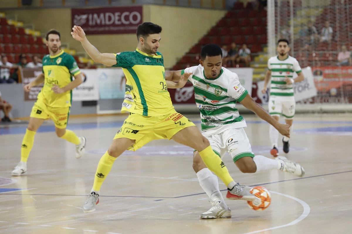 Muhammad y el egabrense César Velasco, en el Córdoba Futsal-Jaén de la primera vuelta en Vista Alegre.