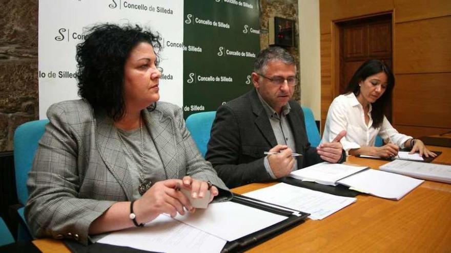 Peón, Cuiña y Costa, ayer, en la presentación de los presupuestos para 2016. // Bernabé/Luismy