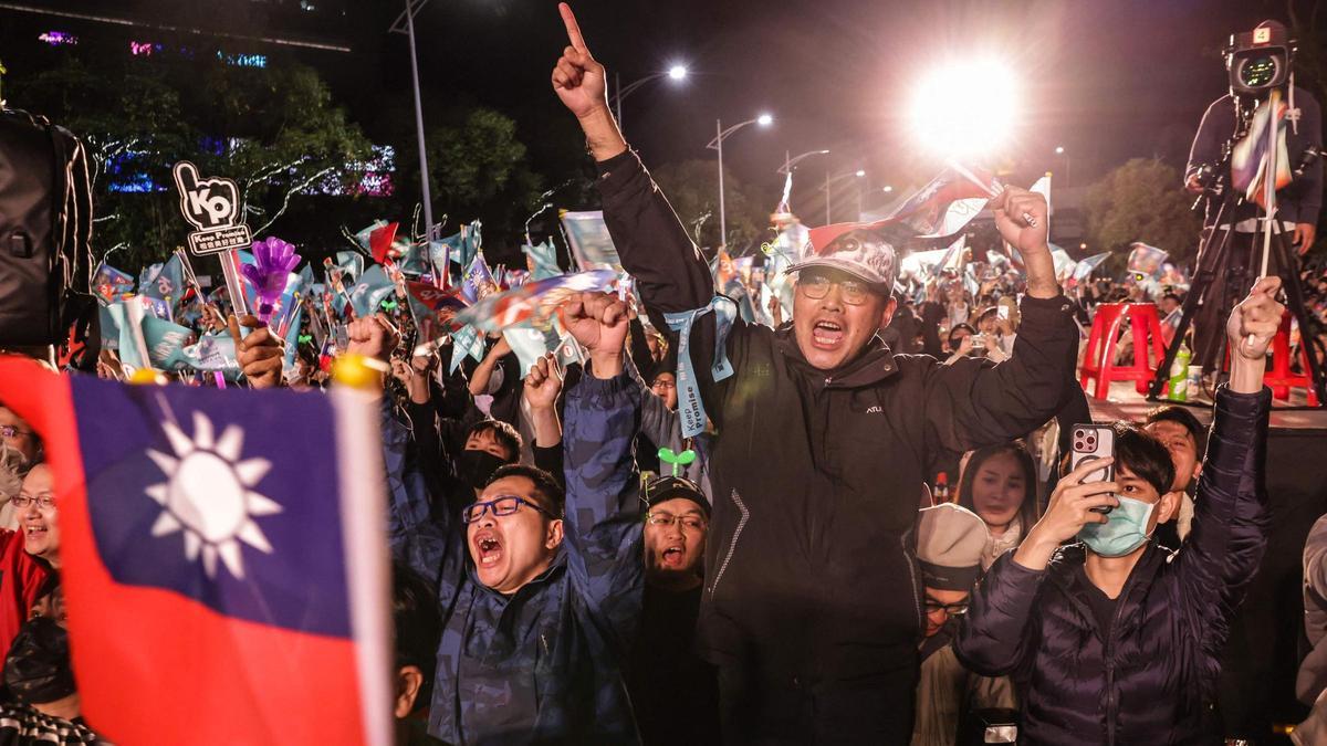 Los partidarios del candidato presidencial del Partido Popular de Taiwán (TPP), Ko Wen-je, esperan los resultados de las elecciones presidenciales en la sede del TPP en Xinzhuang.