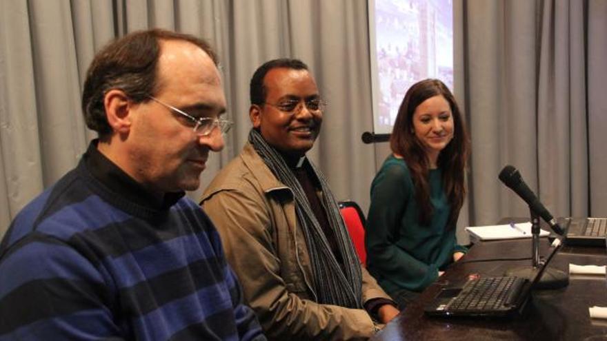 El delegado diocesano de Cáritas, el director de Cáritas Meki y la responsable de los proyectos internacionales.