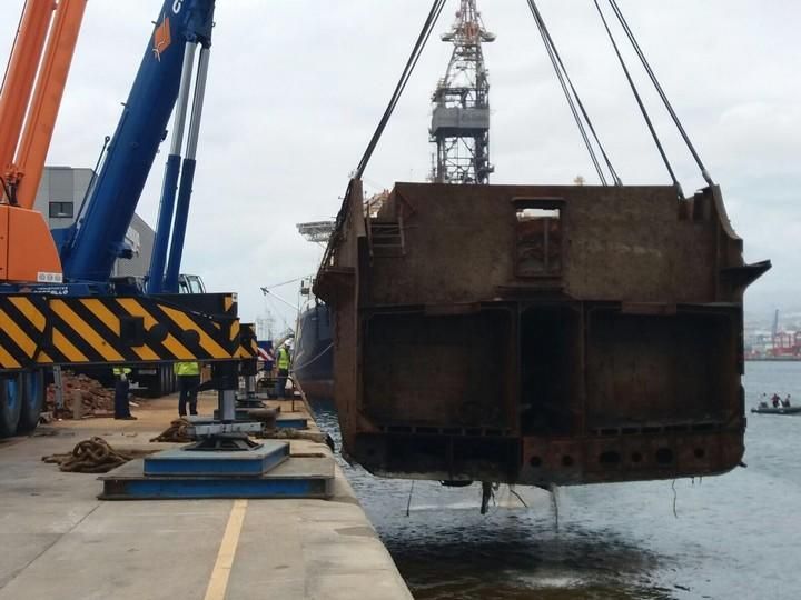 Maniobras de extracción del buque ''Lirio'' hundido