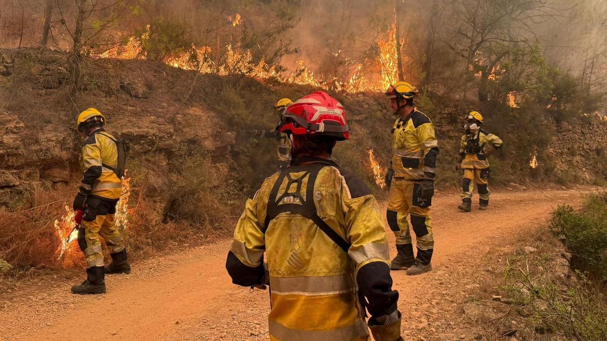 Imagen de los bomberos trabajando en la extinción de las llamas en el incendio de la Vall d’Uixó. INCENDIO FORESTAL EN LA VALL D'UIXO