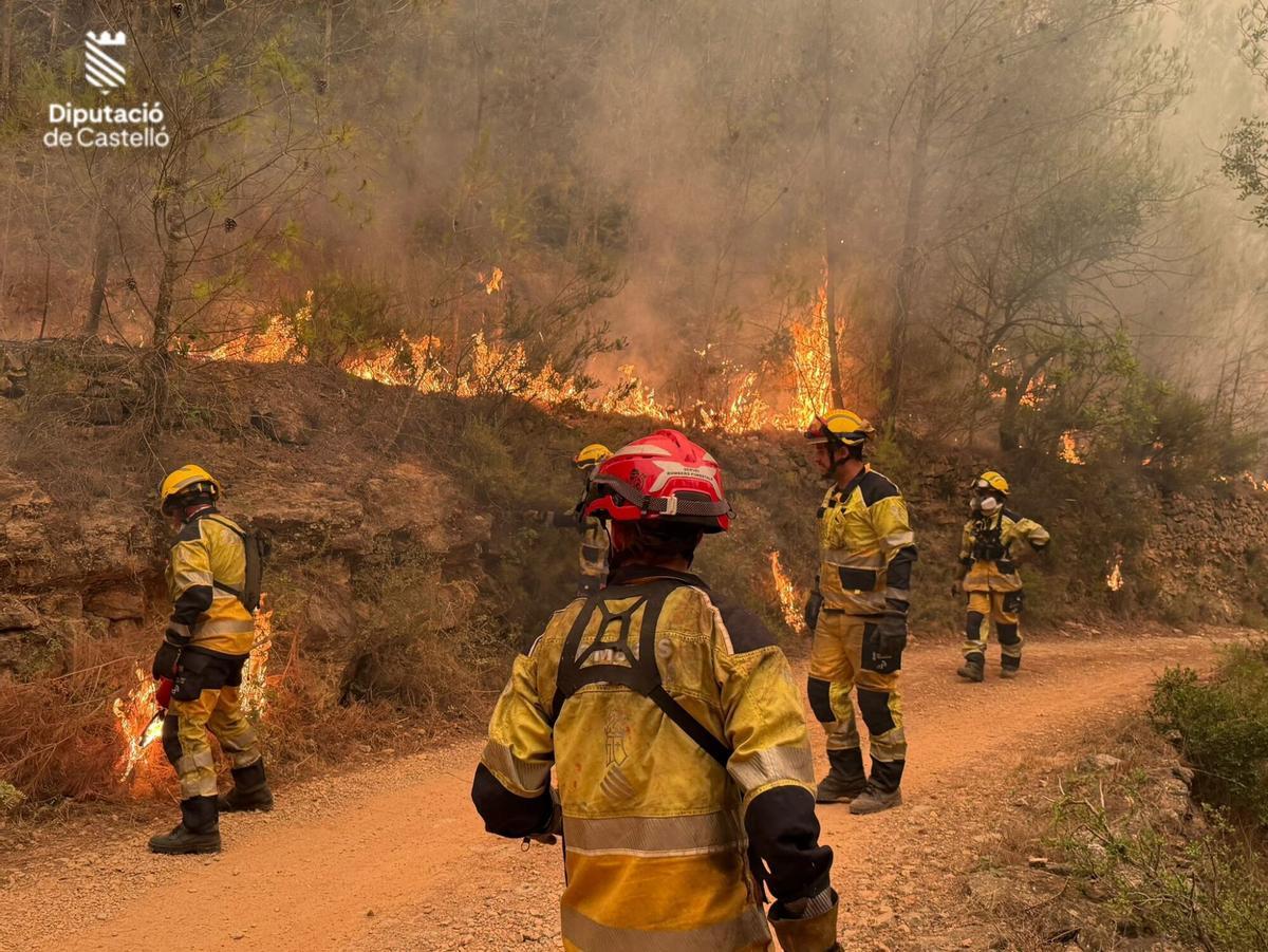 Imagen de los bomberos trabajando en la extinción de las llamas en el incendio de la Vall d’Uixó.. INCENDIO FORESTAL EN LA VALL D'UIXO