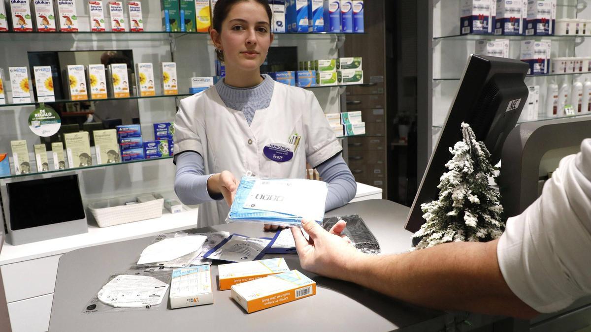 La farmacia Gutiérrez del Olmo nota el aumento de las ventas de test y mascarillas