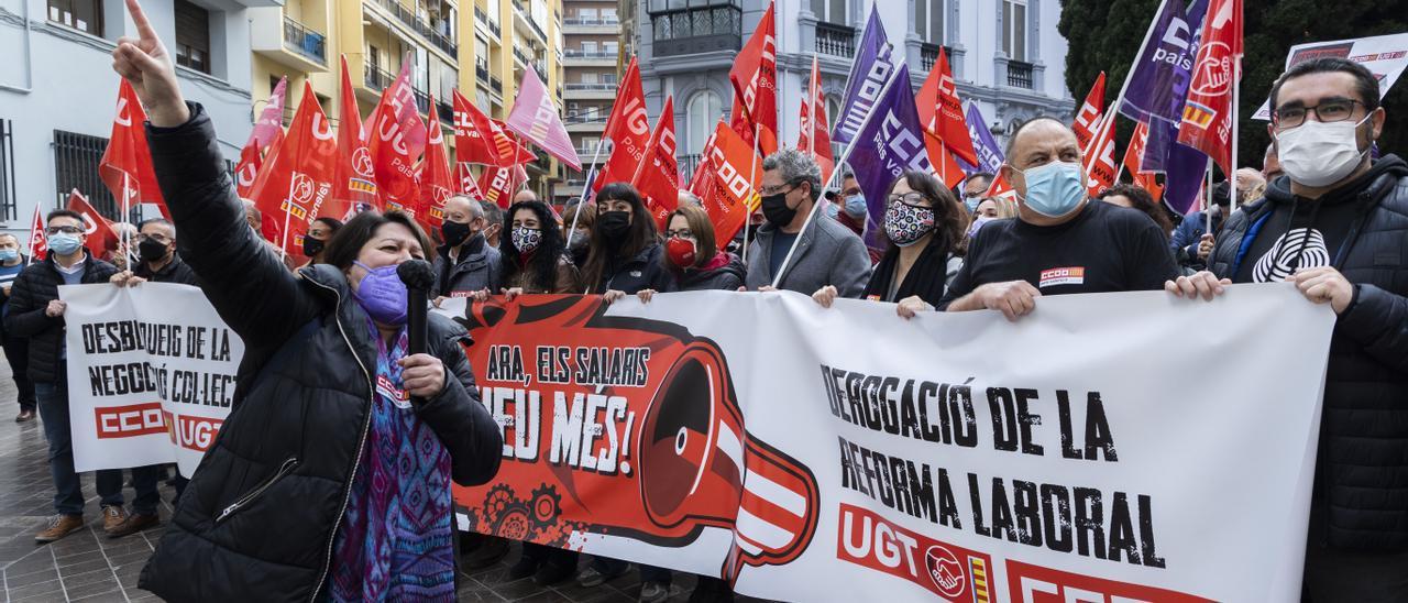 Manifestación de sindicalistas de UGT y CC OO frente a la sede de la CEV.