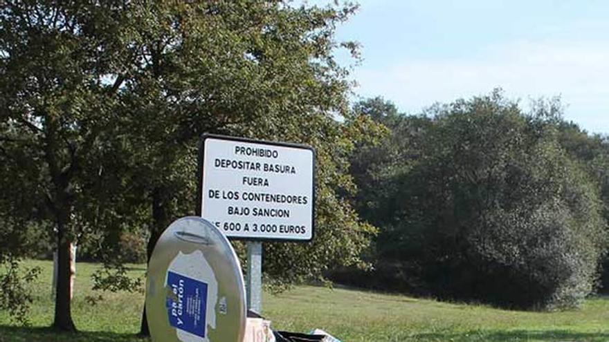 Unos contenedores soterrados, con la basura a rebosar, junto al parque de La Fresneda.