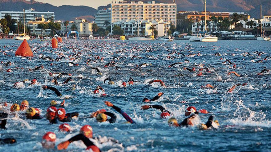Das Rennen startet mit 1,8 Kilometer Schwimmen in der Bucht von Alcúdia.