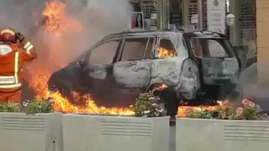Un vehículo arde en una transitada calle de Cullera