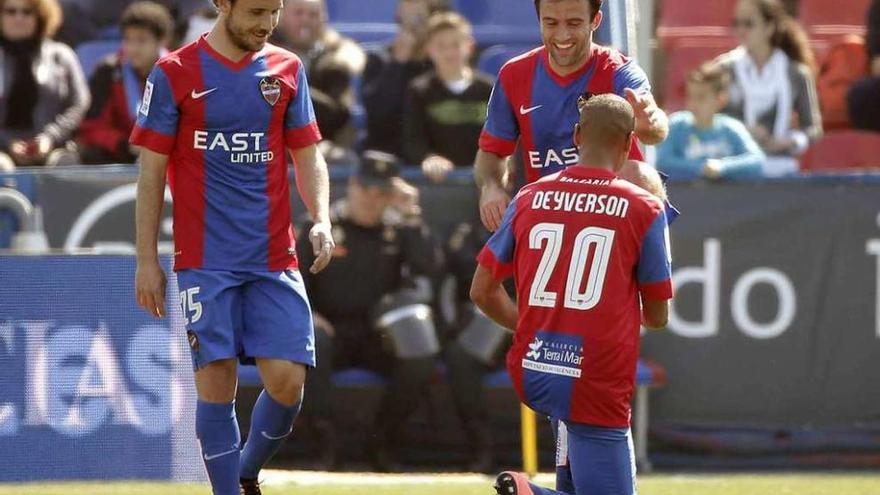 Rossi, de pie a la derecha, celebra su gol junto a Deyverson y al exdeportivista Verdú.