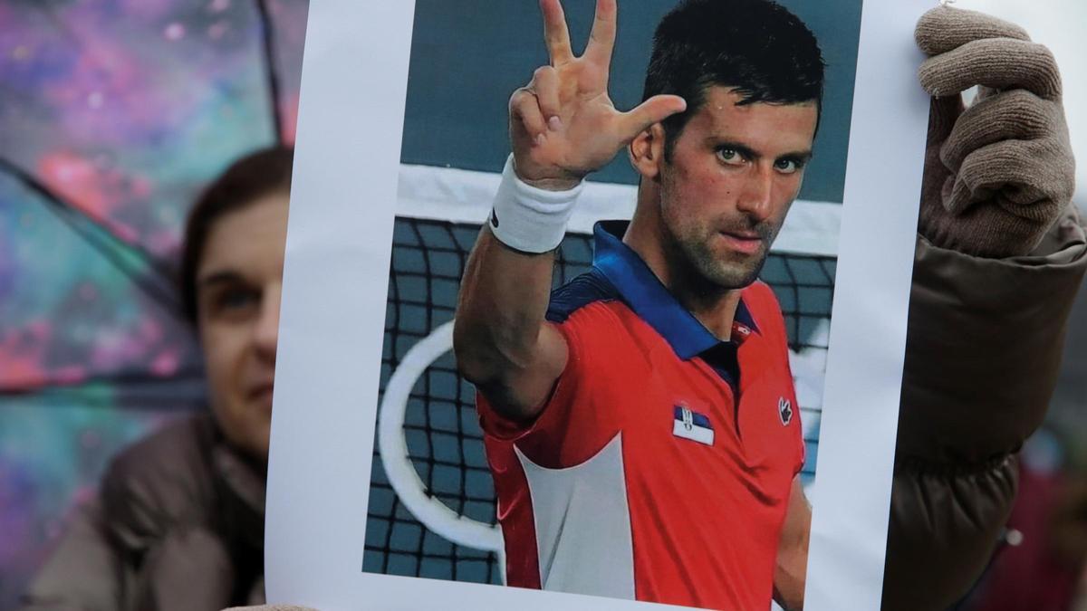 Una imatge de Djokovic a la concentració per demanar que surti en llibertat