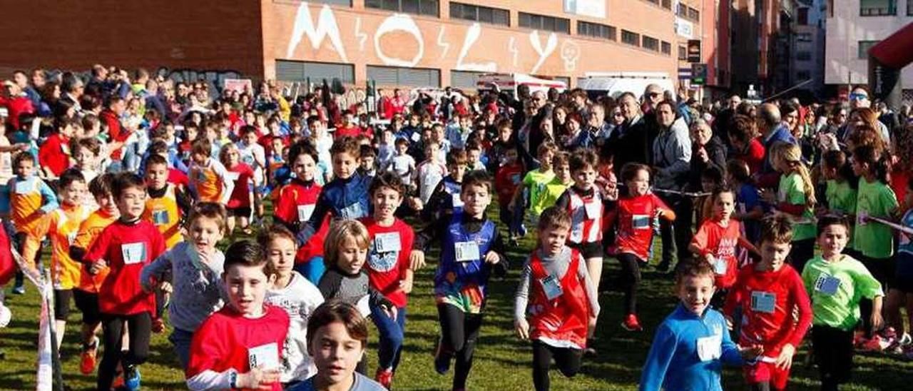 Participantes en una de las carreras del primer cross escolar.