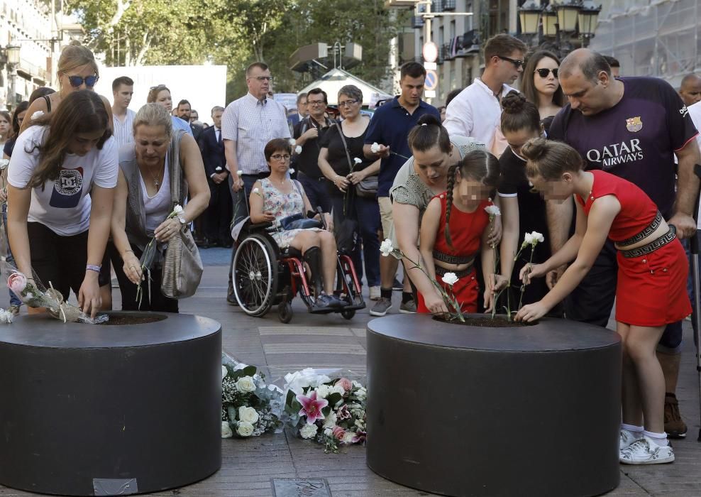 Barcelona homenajea a las víctimas del 17A con ...