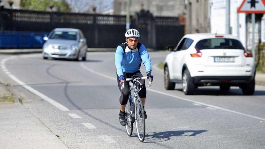 Un ciclista circula por la carretera vieja de Marín. // Gustavo Santos