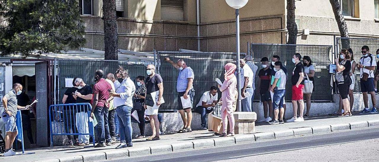 Inmigrantes esperando a ser atendidos en una de las oficinas de Extranjería de Alicante.