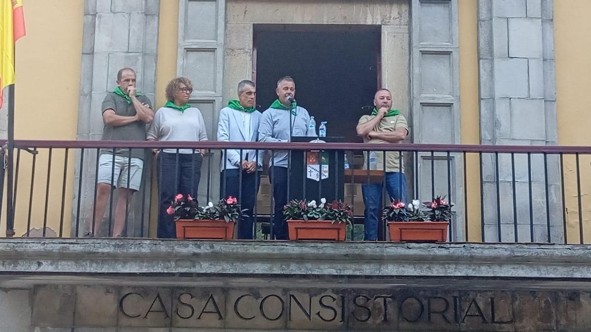Un momento del acto de lectura del pregón, con la intervención del alcalde, Gilberto Sánchez. A su izquierda, Roberto Riesgo.