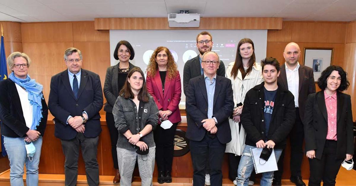 Profesores, investigadores y alumnos que participaron, ayer, en el foro ‘La fraternidad europea ante la invasión de Ucrania’. | // VÍCTOR ECHAVE