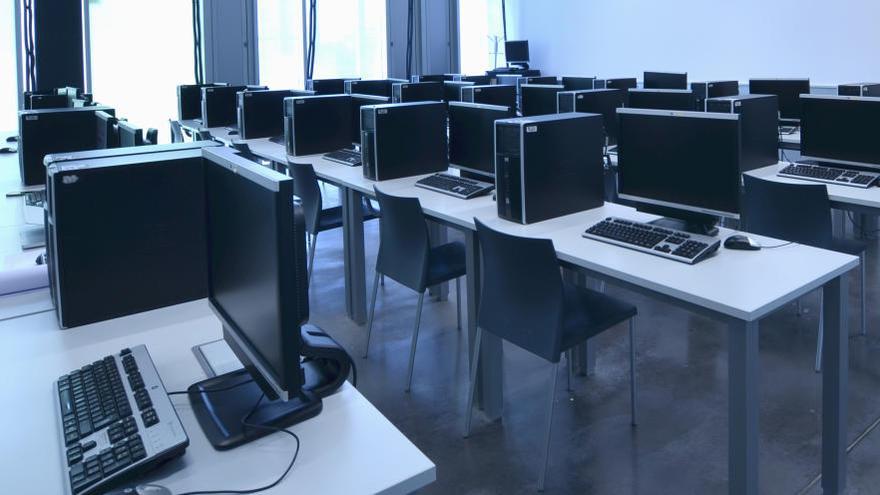 Un aula con ordenadores