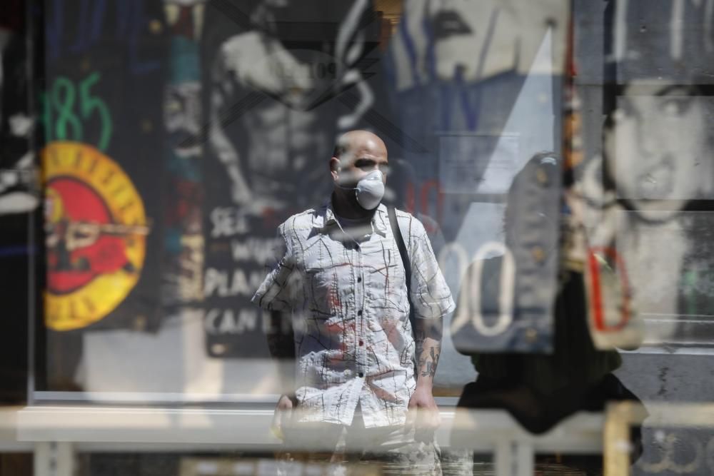 Gente con mascarilla en Avilés