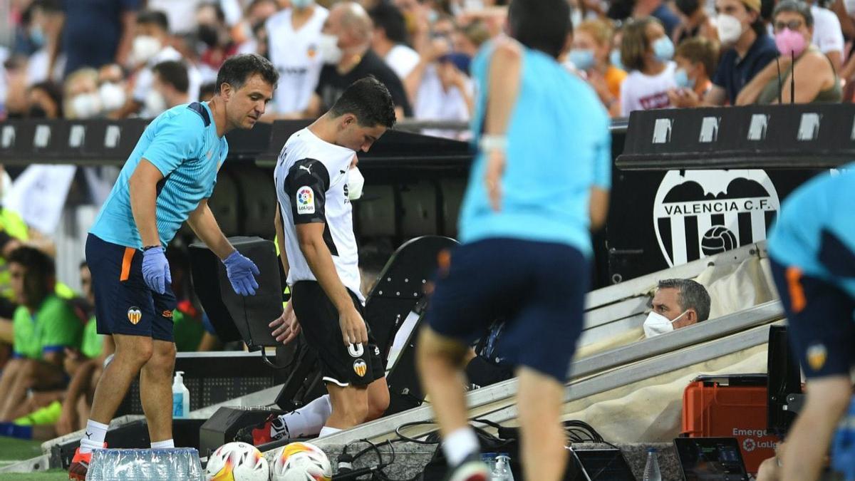 Guillamón se retira de Mestalla tras su expulsión e nel minuto 1