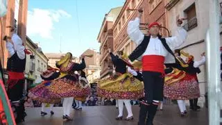 Gran animación en La Veguilla con bailes tradicionales, pasacalles con charangas y reparto de sangría