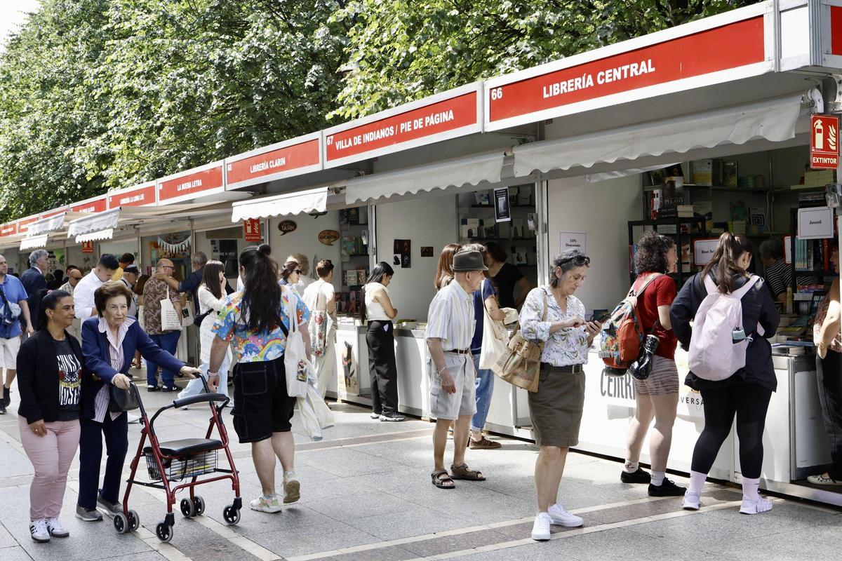 Algunas casetas de la Feria del Libro de 2025.