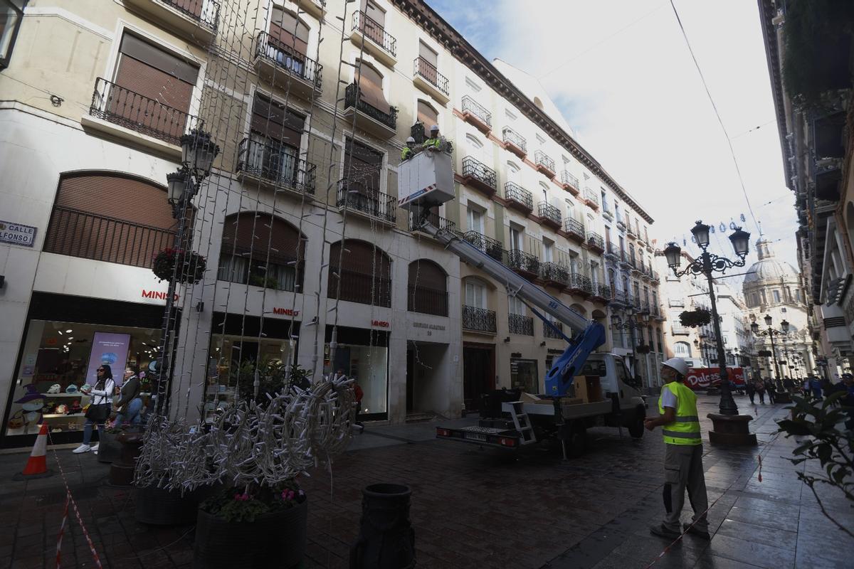 EN IMÁGENES | Las calles de Zaragoza se engalanan con las luces de Navidad