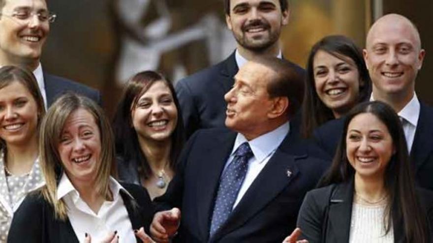 Berlusconi afronta los problemas con humor
