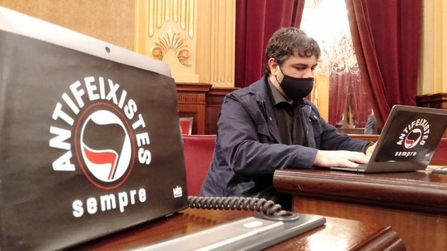 Los diputados de Més, hoy con carteles de &quot;antifascistas&quot; en el Parlament