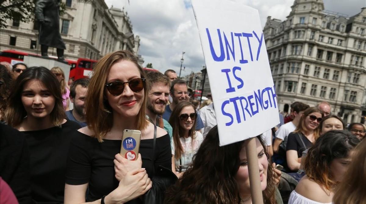 Manifestantes contrarios al ’brexit’ protestan en Parliament Square, en Londres, este sábado.