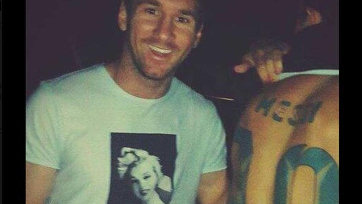 Leo Messi, junto al admirador suyo que se tatuó el '10' del azulgrana