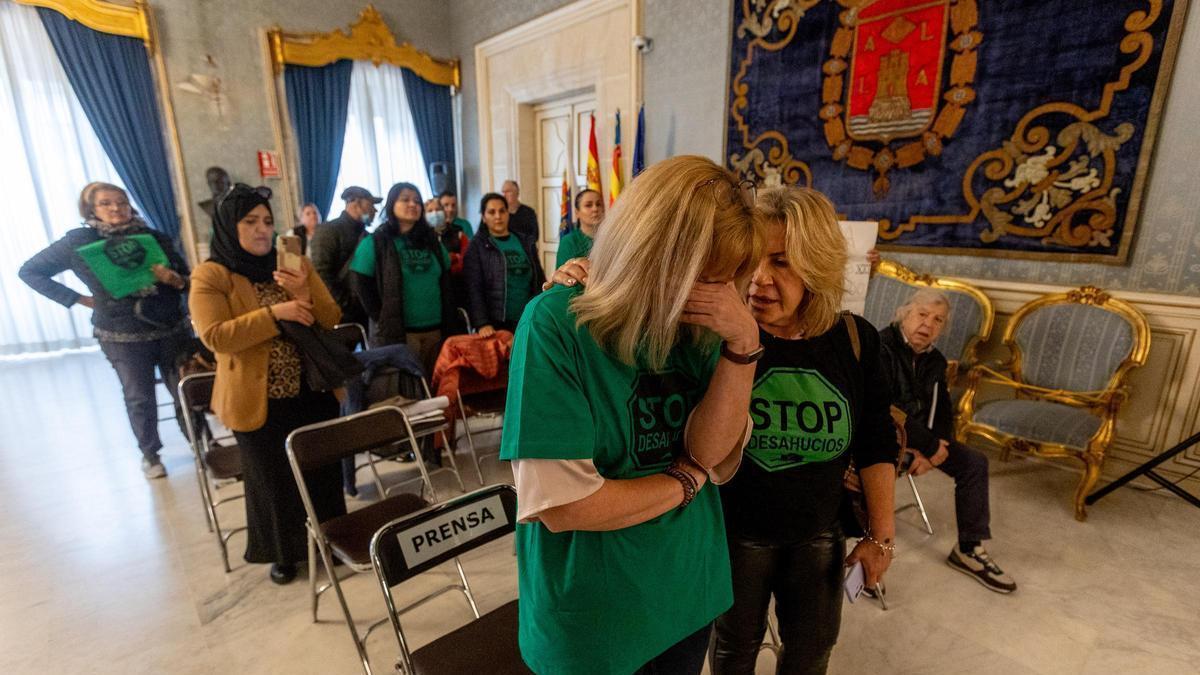 La madre desahuciada, junto a integrantes de la PAH, en el último pleno municipal.