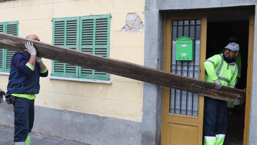 Operarios introduciendo tablones para apuntalar la construcción, esta semana en el edificio Santa Margarita.