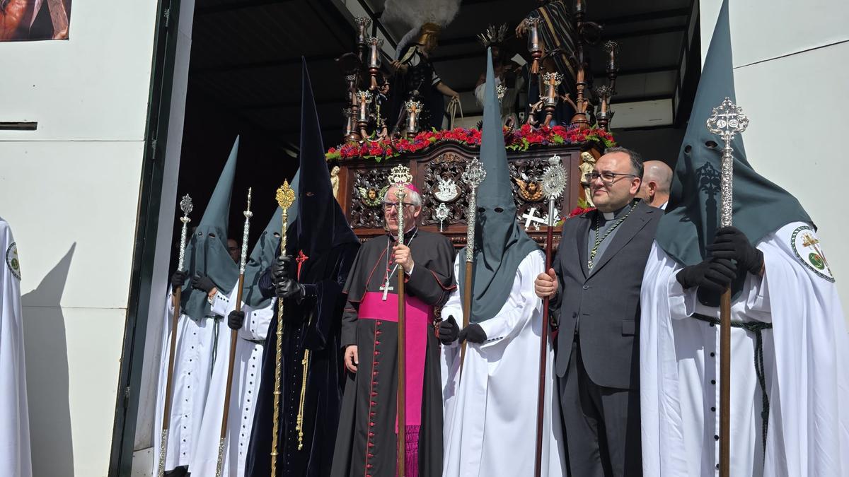 La cruz de guía de Bendición y Esperanza se acaba de poner en la calle.