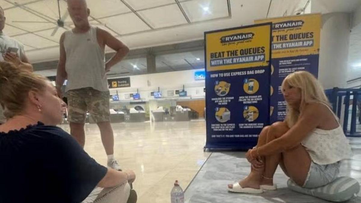 Una familia con una niña de dos años duerme en el suelo del aeropuerto de Lanzarote