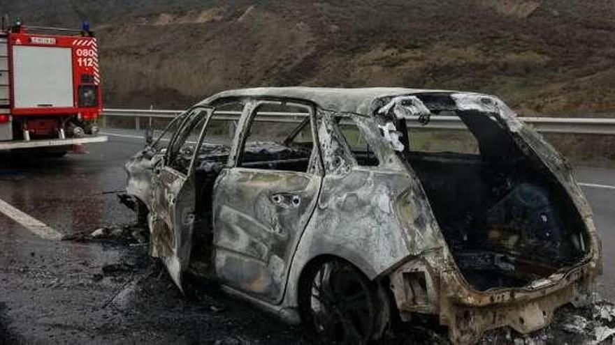 El coche incendiado en Barrios de Luna.