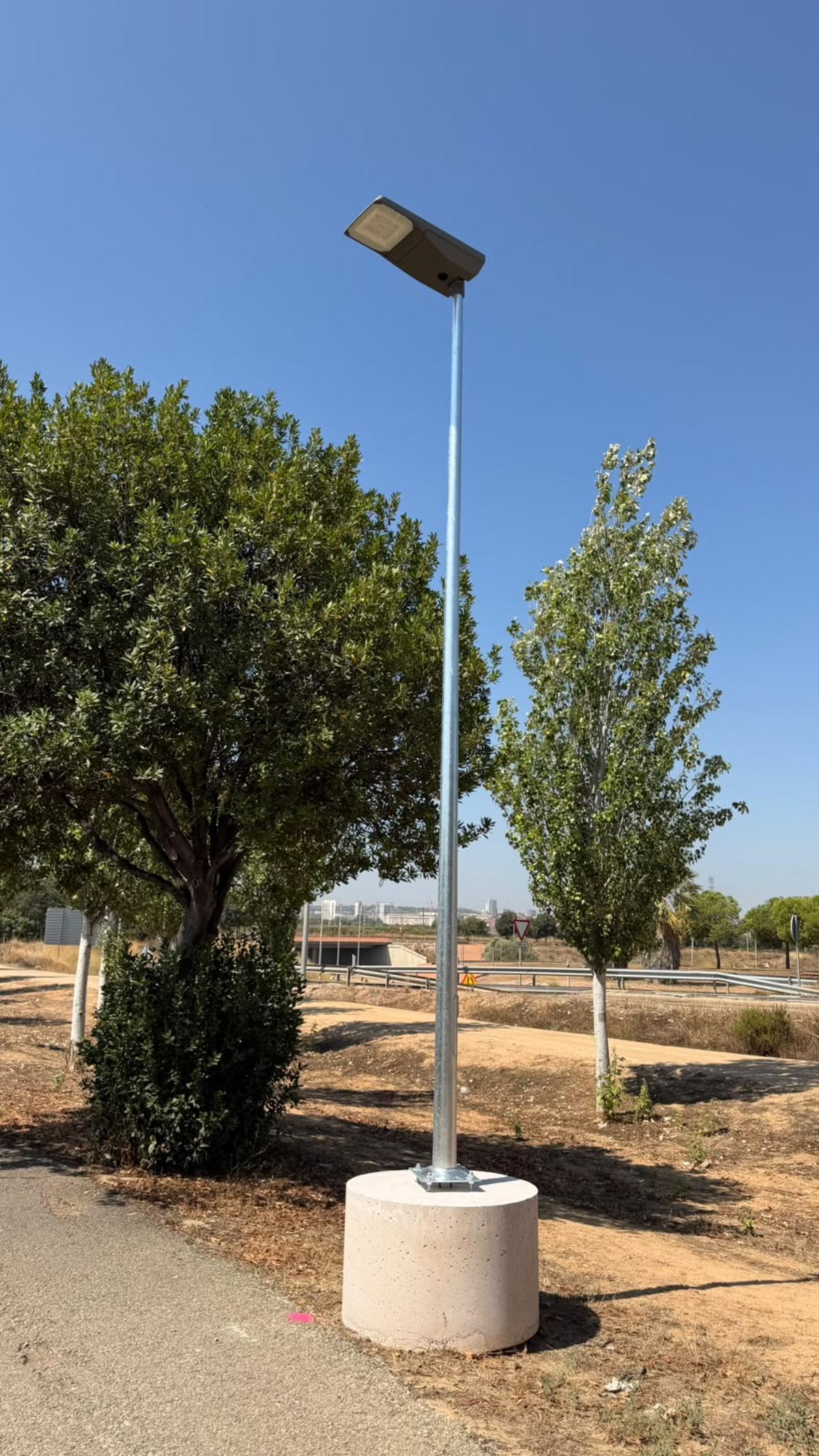Una de las farolas instaladas para mejorar la iluminación.